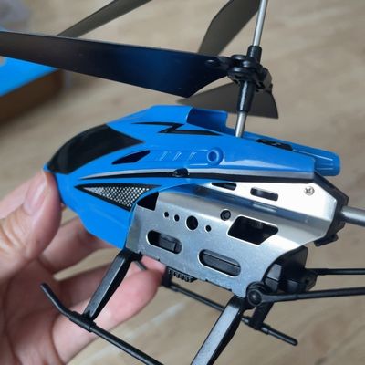 ヘリコプターの高度保持 リモート距離 15M HUGTEC 402-C 左右回転 ヘリコプター 前後飛行玩具